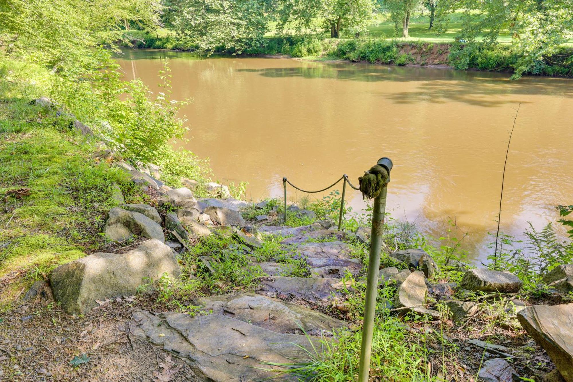 Riverfront Ellijay Cabin With Deck And Pool Access! Exterior photo